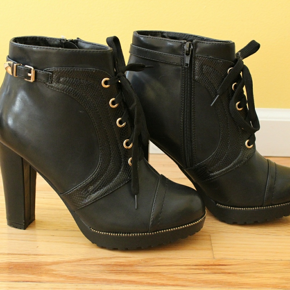 Women's Lace Up Black Boots